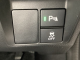 VSA装備車です。VSAはドライバーの操作と車の動きを見守っています。もし車の挙動が乱れたとき、4輪別々にブレーキをかけたり、エンジンパワーをしぼることによって車を安定させます。