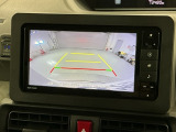 リバースギアに入れるだけで後方の表示へ切り替わります。夜間や雨の日の駐車も楽になりますよ。