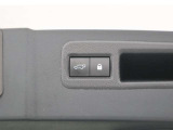 電動で開閉するパワーバックドア装備しています