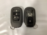 スマートキーを装備しています。鍵を差し込むことなくドアロックの開け閉めと、スタートボタン操作でのエンジンスタートができます。ボタン操作でトランクが開けられる電動テールゲートのボタンもついています。