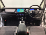 【前方視界】開放的な前方視界!運転がしやすく疲れにくいです♪窓が大きく、見通しがとっても良いおクルマですよ♪