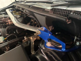 【クスコタワーバー】お車の剛性を高めるタワーバーを装備。よりスムーズなコーナリング走行が可能となり、走りも楽しめます。