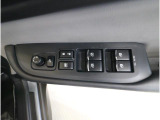 運転席には、ドアミラーの開閉および角度調整、集中ドアロック機能、さらには全ウィンドーの開閉操作を可能にするスイッチが一つに集約。運転中でもスムーズかつ効率的に操作でき、安全性と快適性に役立っています。