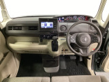 車内は光触媒抗菌消臭施工済です。インパネ周りはスタイリッシュなデザインで機能や装備も充実しています。グローブボックスやカップホルダーのほかにトレーなどたくさんの収納スペースが付いています。