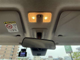 室内ライトは橙色です。