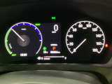 ハイブリット車専用のメーターです。右側の大型スピードメーターに加え、ステアリングスイッチを使って左のマルチインフォメーション・ディスプレイで燃費や動力伝達などの情報が見れるようになっています。