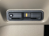 ハンドルの左下にETCがついています。高速道路の料金所の通過も楽々です。 カードの取り出しもしやすい場所についています。