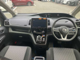 すっきりした運転席周りにはナビやエアコンの操作パネルを設置しておりますので、お一人での運転でもご安心できます。