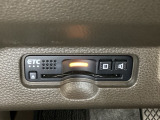 ハンドルの左下にETCがついています。高速道路の料金所の通過も楽々です。 カードの取り出しもしやすい場所についています。