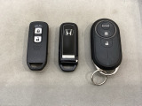 スマートキーを装備しています。鍵を差し込むことなくドアロックの開け閉めと、スタートボタン操作でのエンジンスタートができます。加えて、純正リモコンエンジンスターター用の操作キーもついています。