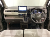 車内は光触媒抗菌消臭施工済です。スタイリッシュなデザインで暖かみのあるインパネ周りを演出します。グローブボックスやカップホルダーのほかにトレーなどたくさんの収納スペースが装備されています。