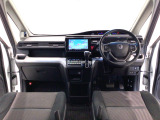 【前方視界】開放的な前方視界!運転がしやすく疲れにくいです♪窓が大きく、見通しがとっても良いおクルマですよ♪