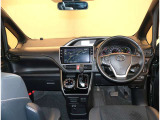 デザインもよく、居心地のよい運転席ですね。分かりやすいスイッチ類ですから操作もしやすく運転をサポートします。ぜひご来店いただき、実際にお座りいただいてステアリングを握ってみてください!