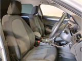 【コックピットシート】BMW車の主役席。車体中央にくる様に配置し車両重心とが一致する事でドライバーと車との一体感あるドライビングを実現。人間工学に基づき形成した形状が長時間のドライブ疲労も軽減します!