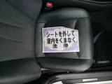 室内外はもちろん、シートを外してニオイの元となるフロアカーペットまで消臭・除菌を実施。中古車を気持ちよくお乗りいただけるクリーニングサービスです。詳細は販売店スタッフまでおたずねください。