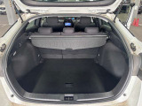 トランク収納スペースをご確認ください。荷物の積み下ろしがしやすい広さを確保しており、日常使いからレジャーまで幅広く活用できます。