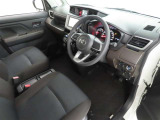 シンプルで使いやすいデザインの運転席です。
