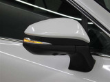 サイドターンランプ付きドアミラー。車両のドレスアップと右左折時の被視認性を兼ね備えたお洒落なミラーです。