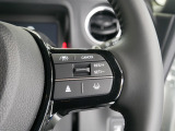 【ACC〈アダプティブ・クルーズ・コントロール〉】予め設定した車速内でクルマが自動的に加減速。前走車との適切な車間距離を維持しながら追従走行しドライバーの運転負荷を軽減します。