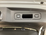 荷物を置いてクルマから離れると自動で閉じる「予約クローズ機能」が付いたパワーテールゲート。