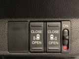 リアドアは乗り降りに便利な両側電動スライドドアです。また運転席に座っていながらスイッチ操作で自在にスライドドアを開け閉めできます。
