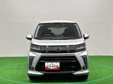 メッキ際立つフロントグリル、LED採用のヘッドランプとイルミネーションランプが視線を集めるムーヴカスタムが入荷致しました。