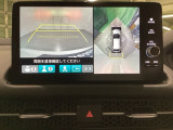 マルチビューカメラシステム搭載車です。お車の周囲を全方位でカバーします。後方・前方・両脇と、コンディションが悪い視界でもカラーモニターに映し出した映像がドライバーをサポートします。