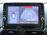 アラウンドビュー付き。上空から車両を見下ろしたような画像に加工された映像をディスプレイで確認しながら車庫入などができ大変便利です。