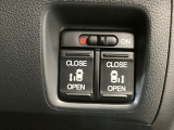 【両側パワースライドドア】両側がパワースライドドアになっており、運転席のスイッチやスマートキーでも開閉が可能です!開口部も広いので乗り降りも楽々♪