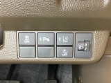 ハンドルの右側にはヘットライトリベライザーと、Hondaセンシング用の、VSA(ABS+TCS+横滑り抑制)解除と路外逸脱抑制機能のオンオフスイッチなどはハンドルの右側に装備しています。