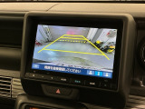 リバースギアに入れるだけで後方の表示へ切り替わります。夜間や雨の日の駐車も楽になりますよ。