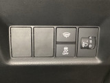 ハンドルの右側にはヘッドライトレベライザーとVSA(ABS+TCS+横滑り抑制)の解除スイッチがついています。ヘッドライトレベライザーは道路状況や積荷の加重に応じてライトの高さを調節できます。