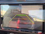 【バックカメラ】駐車時に後方がリアルタイム映像で確認できます。大型商業施設や立体駐車場での駐車時や、夜間のバック時に大活躍!運転スキルに関わらず、今や必須となった装備のひとつです!