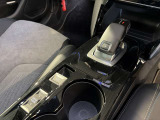 ドリンクホルダー、パーキングブレーキ、ドライブモード切替スイッチです。