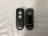 スマートキーを装備しています。鍵を差し込むことなくドアロックの開け閉めと、スタートボタン操作でのエンジンスタートができます。スペアキーも同じものを用意しております。