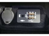 スマホやiPodを直接カーオーディオに接続し、音楽を高音質で楽しめるAUXを装備。iPhoneやスマホを繋いで音楽を再生したり、充電などに便利なUSBポートも装備。車内にあると便利なアイテムですね!