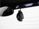 この車にはリアにもドライブレコーダーを装備しております◆映像・音声などを記録する自動車用の装置です。 もしもの事故の際の記録はもちろん、旅行の際の思い出としてドライブの映像を楽しむことができます。