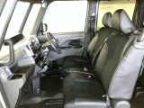 高いホールド性で運転姿勢が安定します。長距離ドライブでも疲れにくいのが魅力です。快適なドライビングライフをお送りください♪