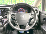 【純正革巻きステアリング】上質な革を使用することで、手にしっかり馴染みとても運転しやすいハンドルです♪