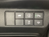 Hondaセンシング用の、VSA(ABS+TCS+横滑り抑制)解除と路外逸脱抑制機能のオンオフスイッチなどはハンドルの右側に装備しています。