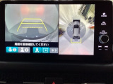 マルチビューカメラシステム搭載車です。お車の周囲を全方位でカバーします。後方・前方・両脇と、コンディションが悪い視界でもカラーモニターに映し出した映像がドライバーをサポートします。