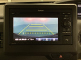 ギヤをR(バック)に入れるとディスプレイオーディオの画面に後ろの映像が映るリアカメラ付です。後退時、コンディションが悪い視界でもカラーバックモニターがドライバーをサポートします。