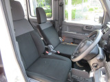 フロントベンチシートだから運転席助手席足元もゆったり広々快適です。助手席への移動も楽々です。