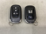 スマートキーを装備しています。鍵を差し込むことなくドアロックの開け閉めと、スタートボタン操作でのエンジンスタートができます。ボタン操作でトランクが開けられる電動テールゲートのボタンもついています。