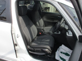 運転席周りのお写真です。 広い足元で長時間の運転も疲れにくくなっております。