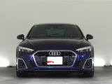 Audiデザインの特徴であるシングルフレームグリルが存在感を主張します。