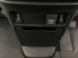 前席の左右別々のシートヒータースイッチが付いています。HiとLoの2段階で温度設定ができます。 スイッチの間にはアクセサリーソケットがついており、周辺には物が置けるボックスがついています。