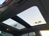 【パノラマルーフ】大型のガラスルーフ搭載で車内の解放感が一気にアップ!開放的なドライブをお楽しみいただけます。