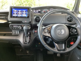 運転席周辺のスマートなレイアウトが、操作のしやすさを実現。快適なドライブをサポートします。手元で操作ができる、電子制御パーキングブレーキ。