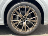 22インチ純正アルミホイール装備 全車両に標準装備の純正アルミホイールは、純正ならではのバランスの良いデザインと、走行安定性をお楽しみ頂けます。